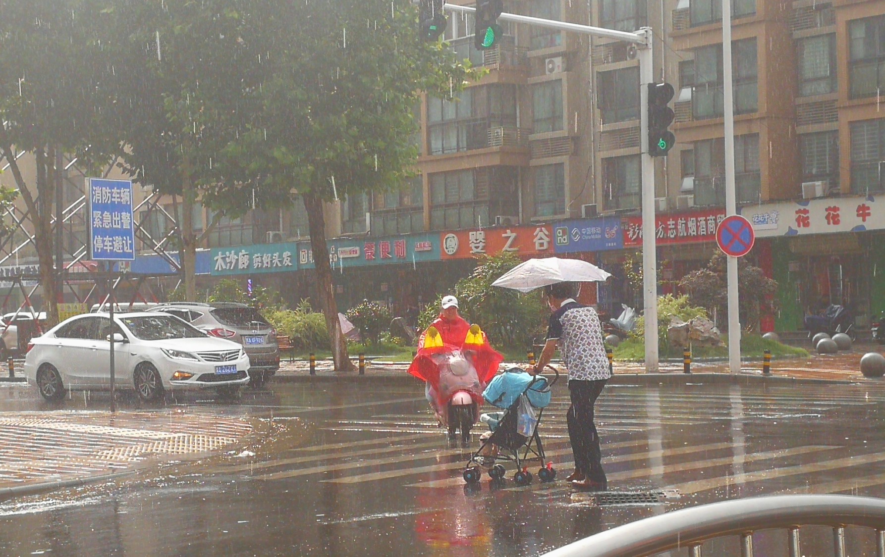 雨中打伞的人,雨中撑伞感图片动漫,雨中撑伞_大山谷图库