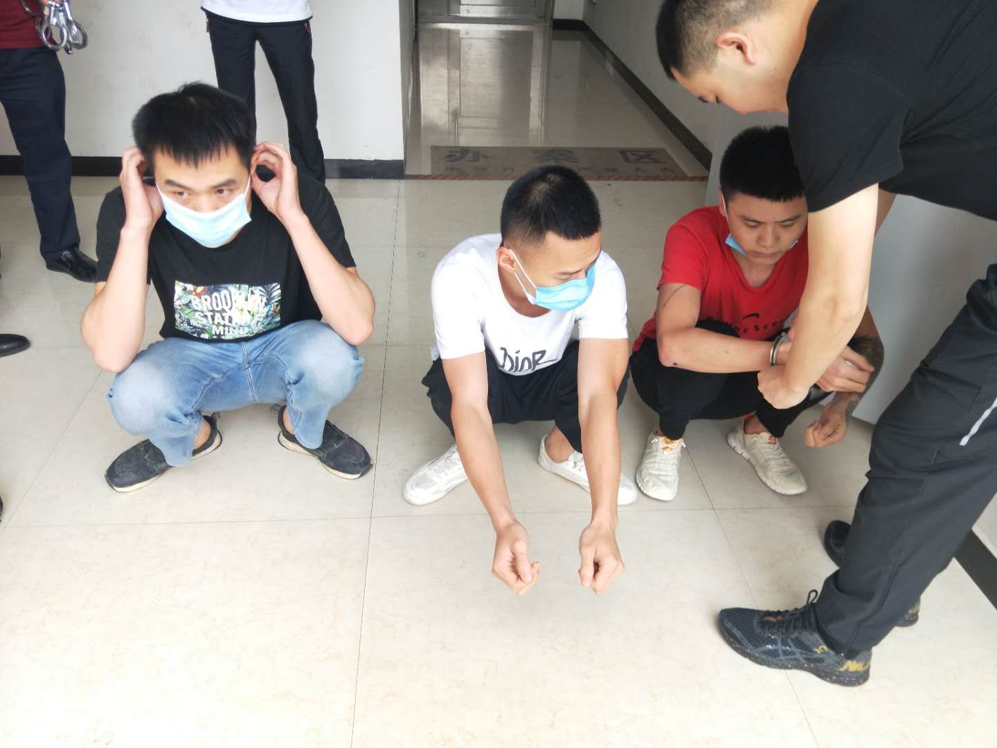 电信诈骗周口警方破获亿元电信诈骗案 从嫌疑人家中搜出561万赃款