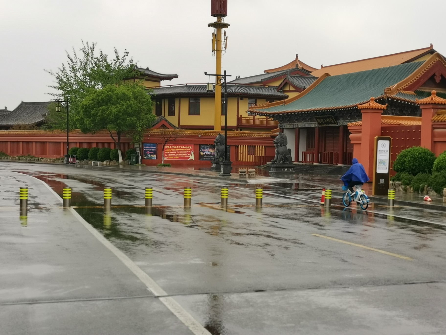 急救■关键时刻，120竟无法开入！开封宋都皇城度假区的“隔离桩”险些变成“夺命桩”