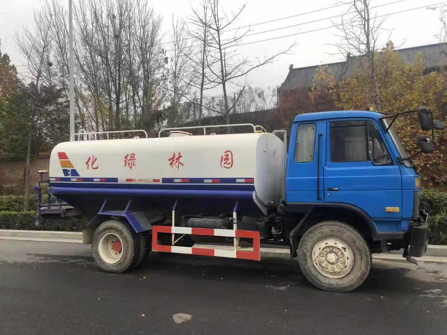 两辆洒水车只挂前牌没有后牌，交警一查竟是“套牌车”