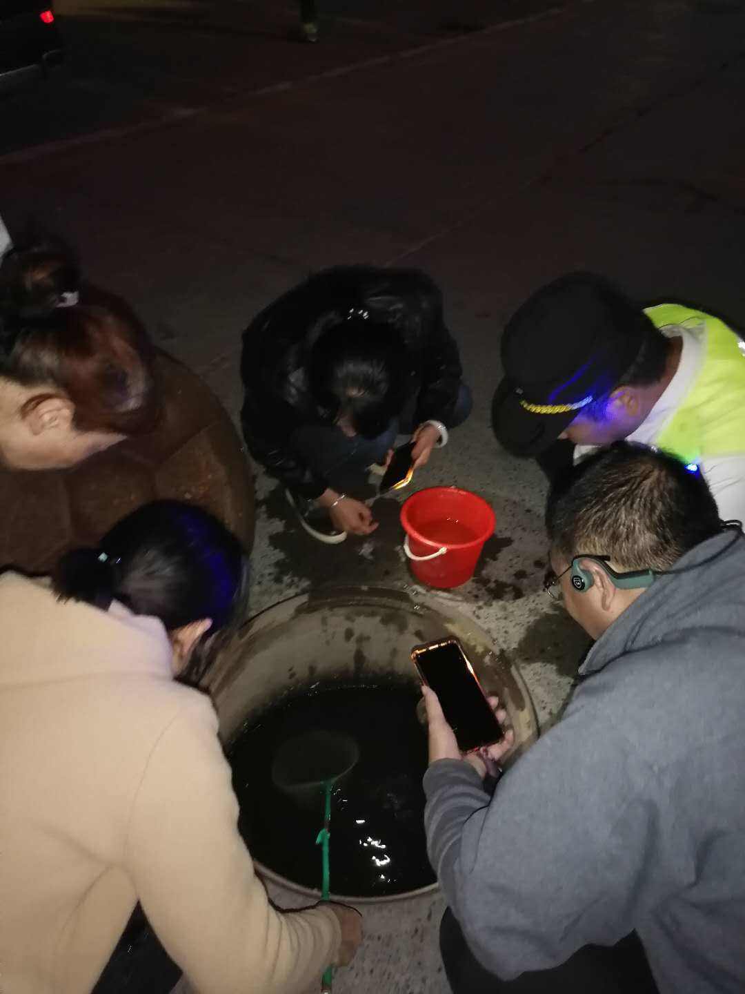 |窨井里咋会有鱼？还有人在黑夜中掀开井盖打捞