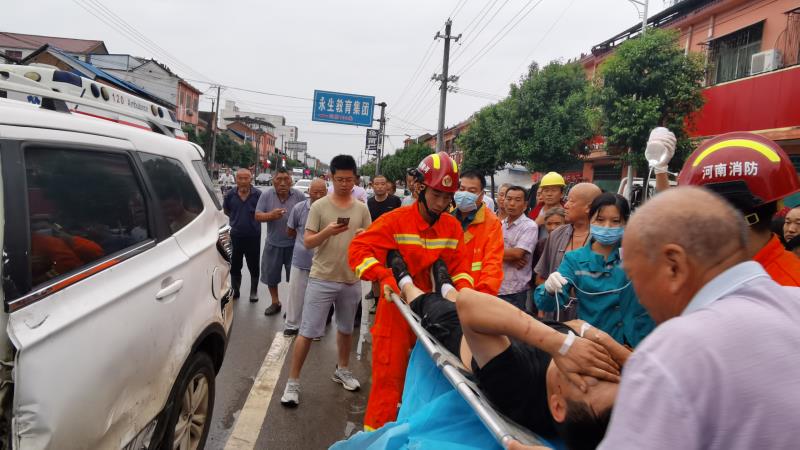 消防|凌晨发生车祸2人被困受伤 消防20分钟快速救出