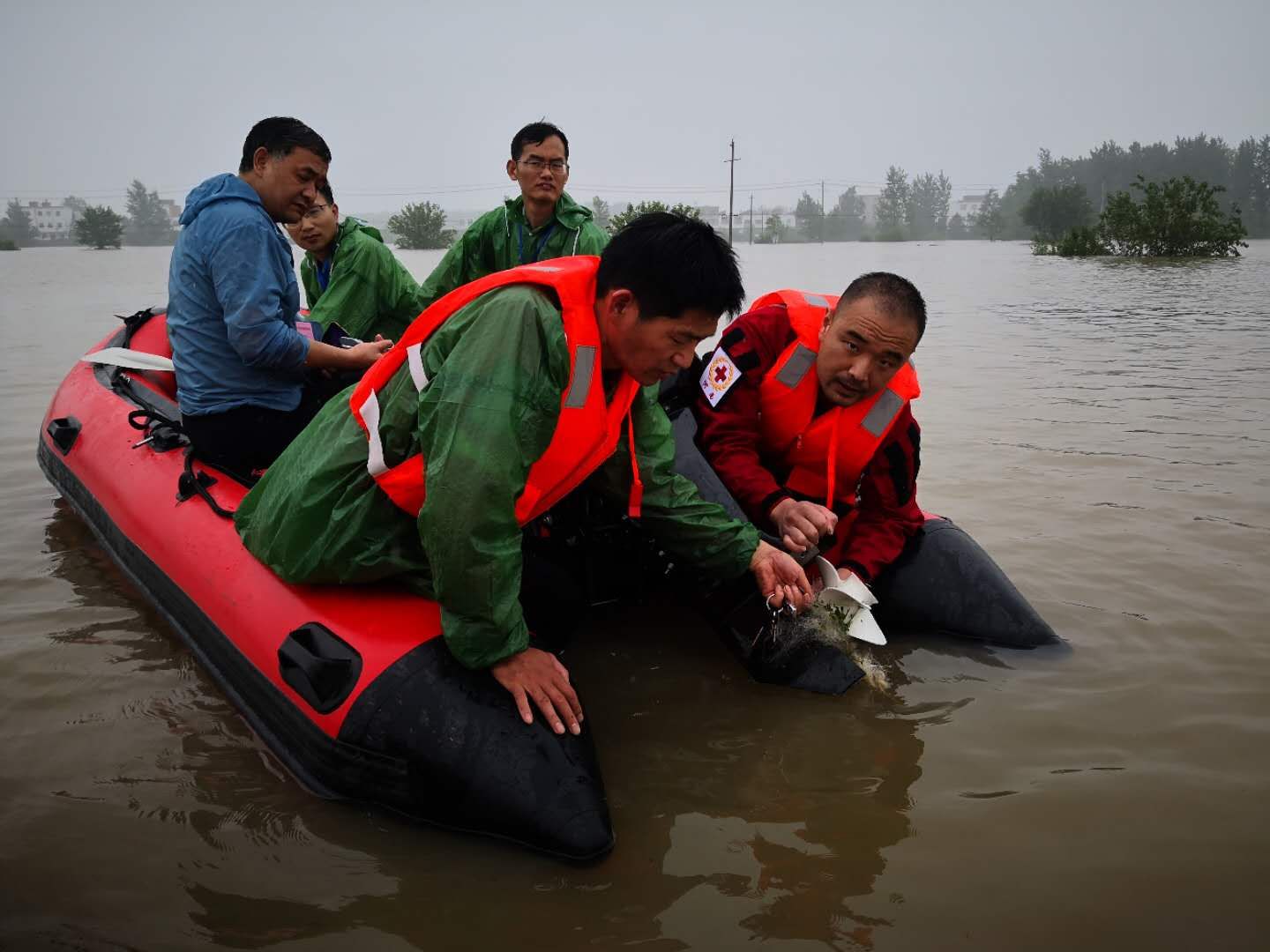 助力王家坝防汛救灾郑州市金水区红十字风马旗救援队奔忙在一线