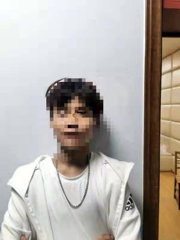 |男子夜间推着电动车在路上走，看到民警后撒腿就跑……