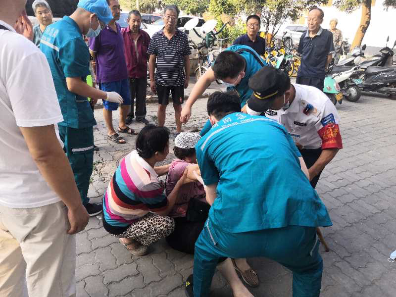 社会万象|六旬大妈从三轮车上摔下头破血流，众人纷纷出手相救