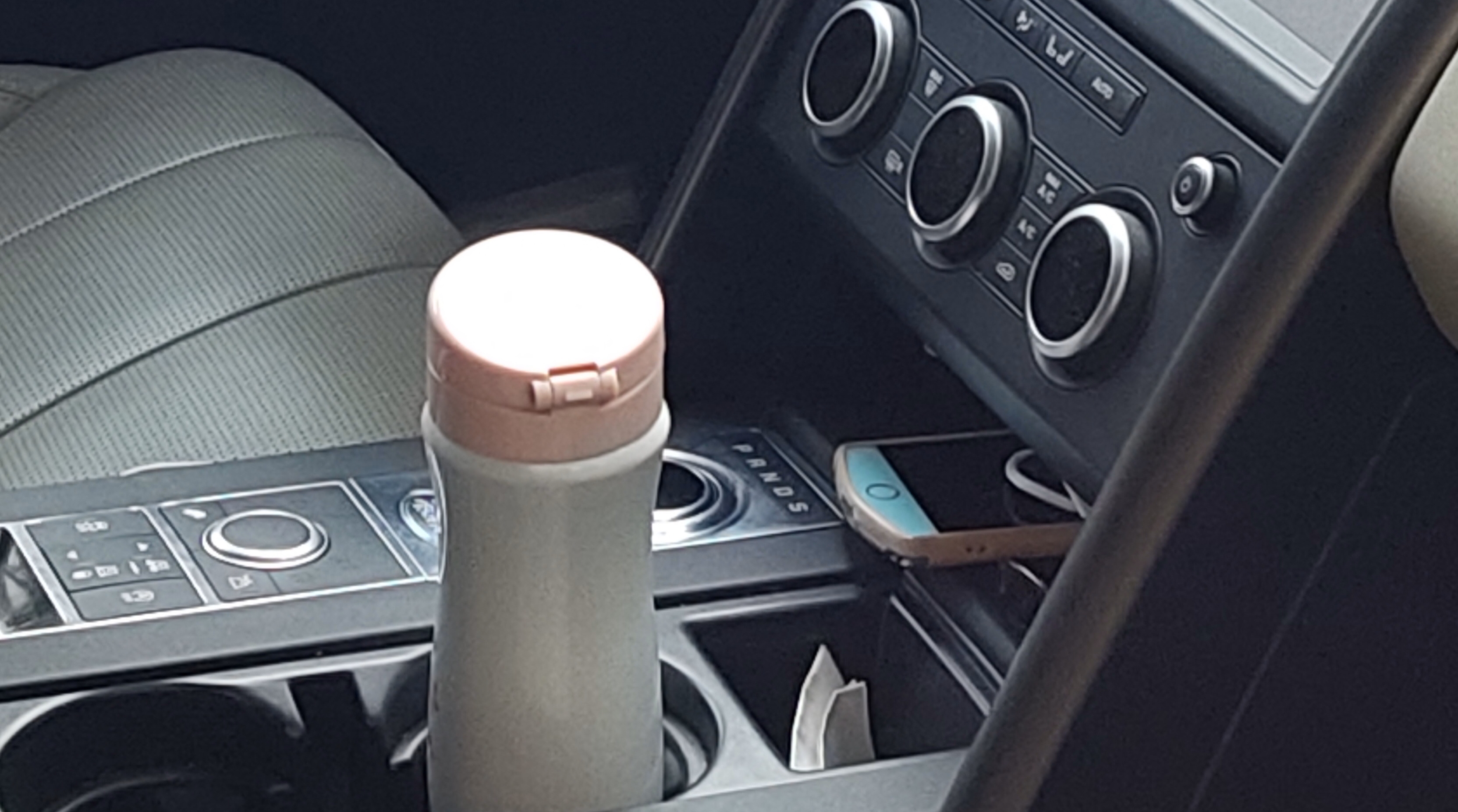 |路虎车主急着探望病人，车窗忘关手机忘拿，热心人犯难了……