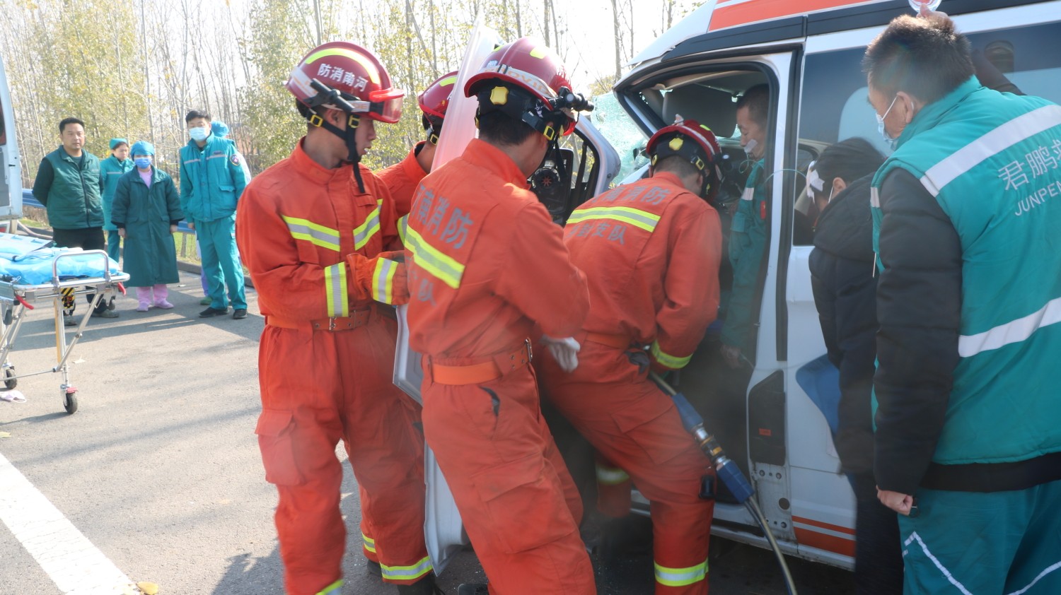 车祸现场，急救员被抬上救护车