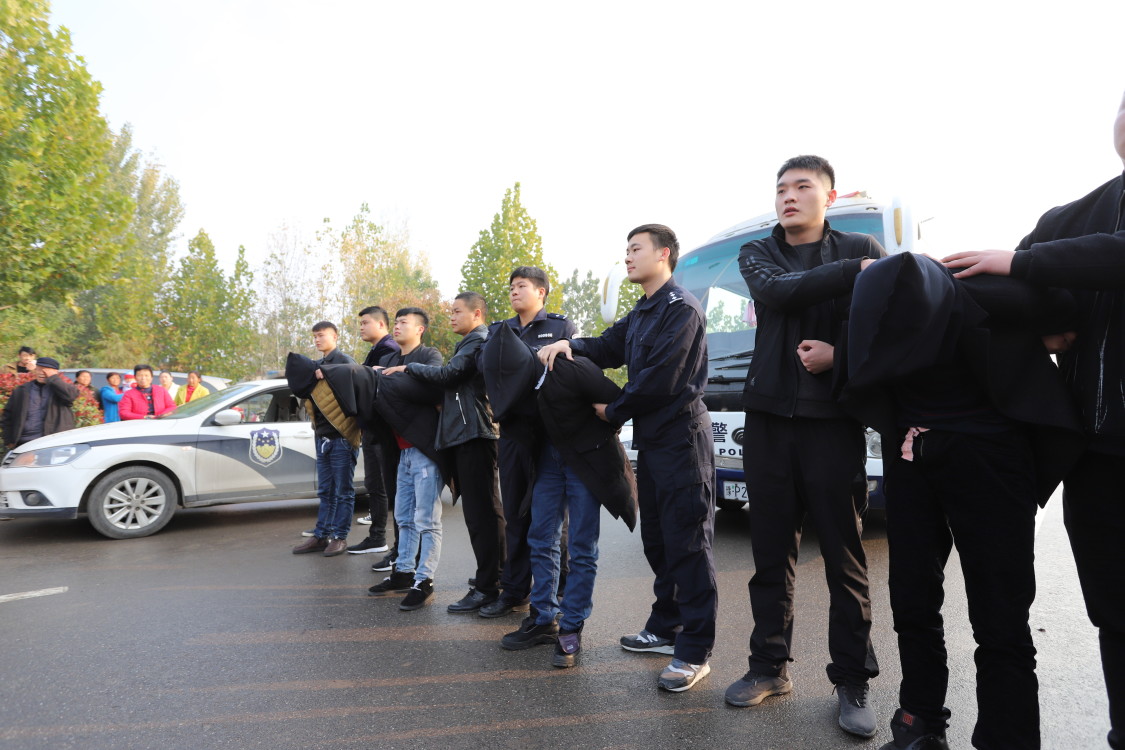 10多天前,周口市太康县一家企业的保险柜被撬,34万元现金不翼而飞.