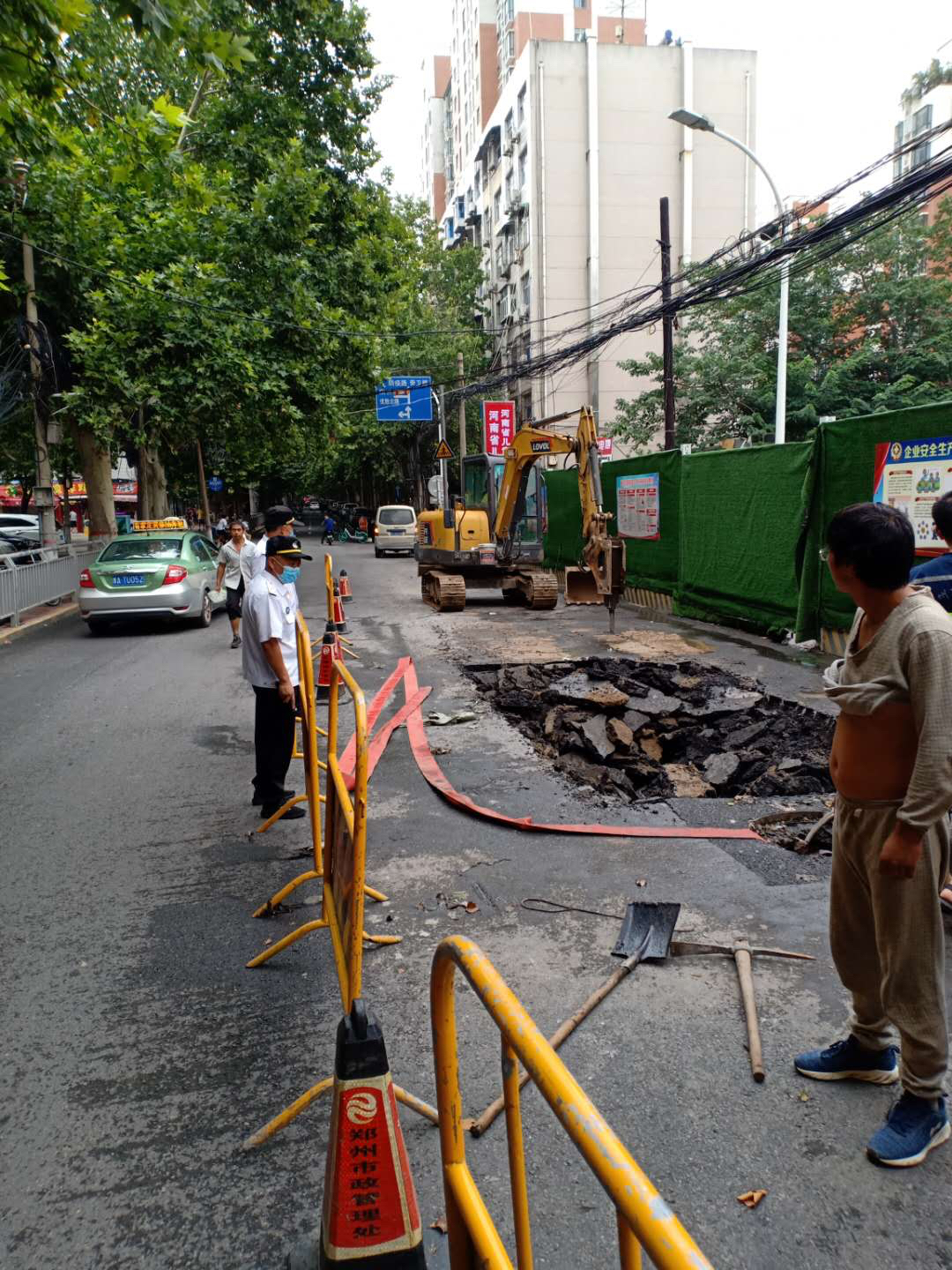 |大雨过后，路面塌出一深洞