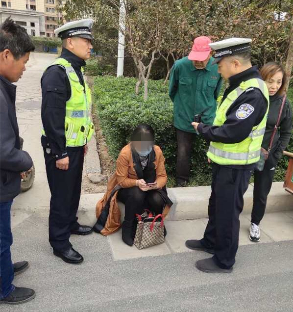 |中牟一女子被撞倒在马路中间，巡逻交警忙上前扶起