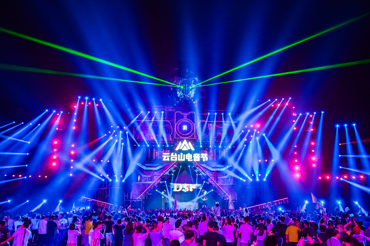 云台山电音节现场,成了年轻潮人的音乐盛宴.