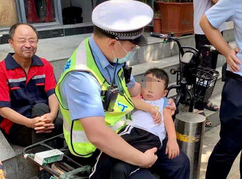 幼儿园|安全感爆棚！ 小萌娃在交警蜀黍怀抱里睡着啦
