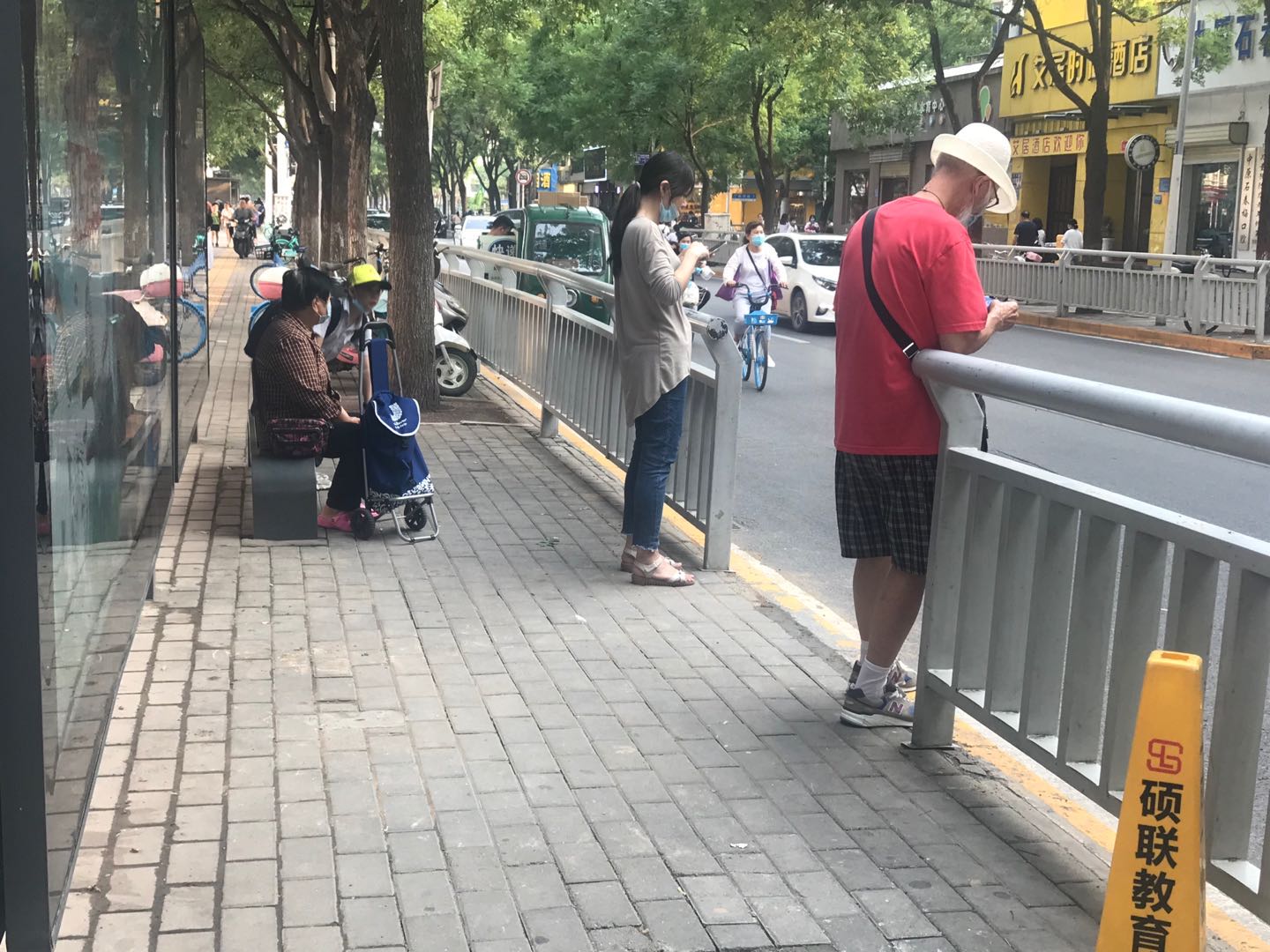 民生郑州工人路上塌方公交站台已修复 乘客可放心出行