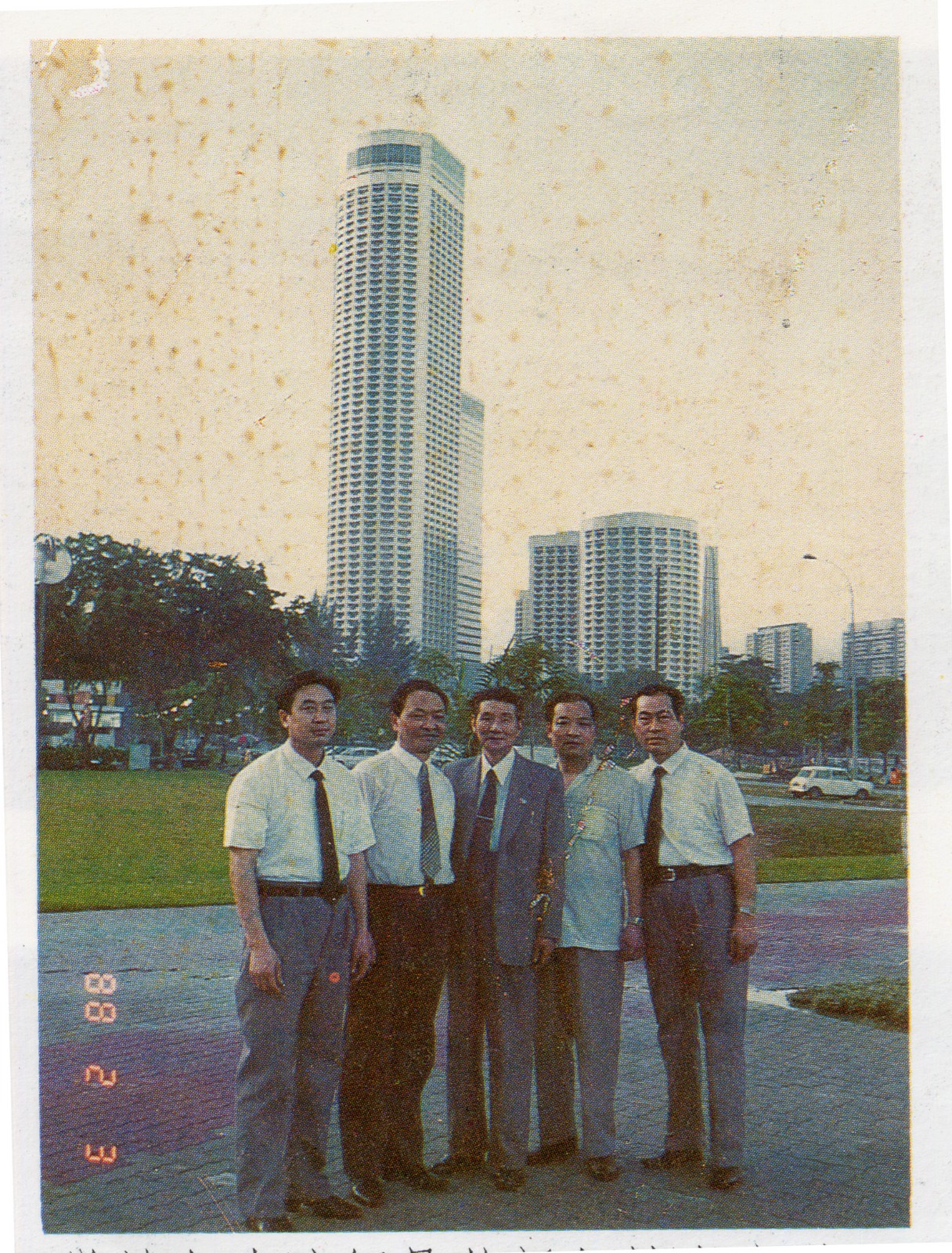 1988年，刘文魁（右一）一行五人到新加坡考察，在新加坡机场留影
