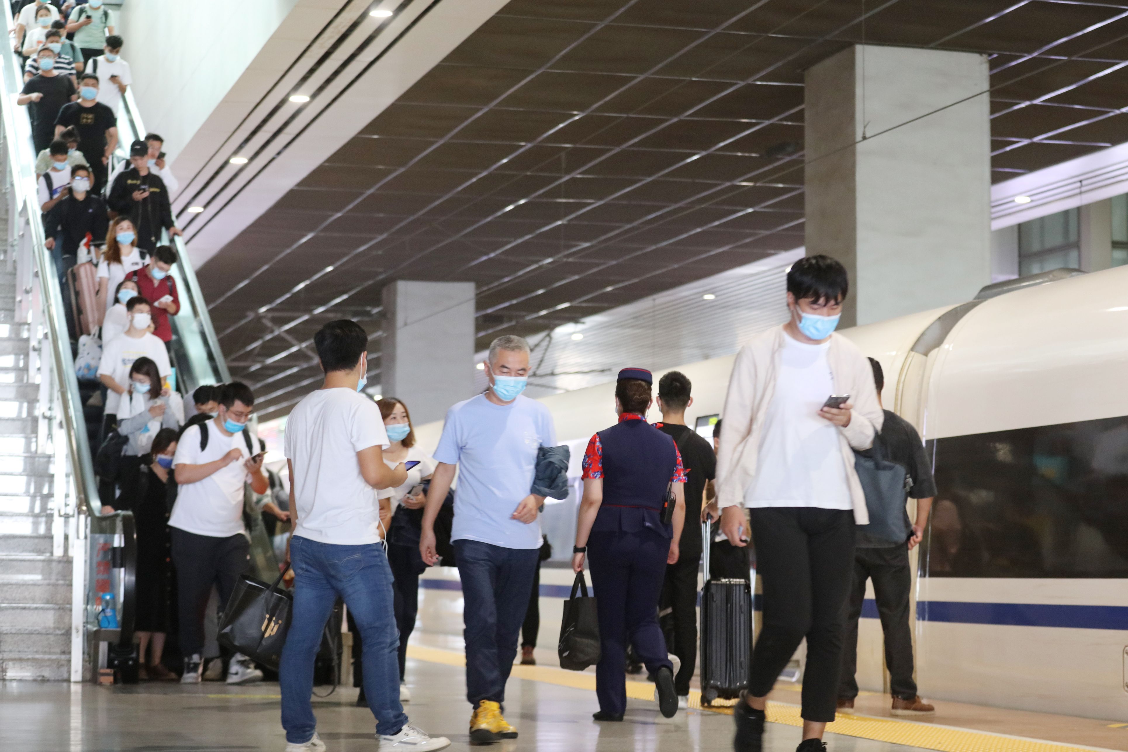 国庆假期首日中国铁路郑州局发送旅客54.7万人 今日预计发送旅客36.2万人