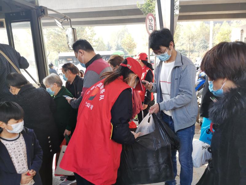 |寒衣节携易燃易爆品上车? 他被志愿者劝下