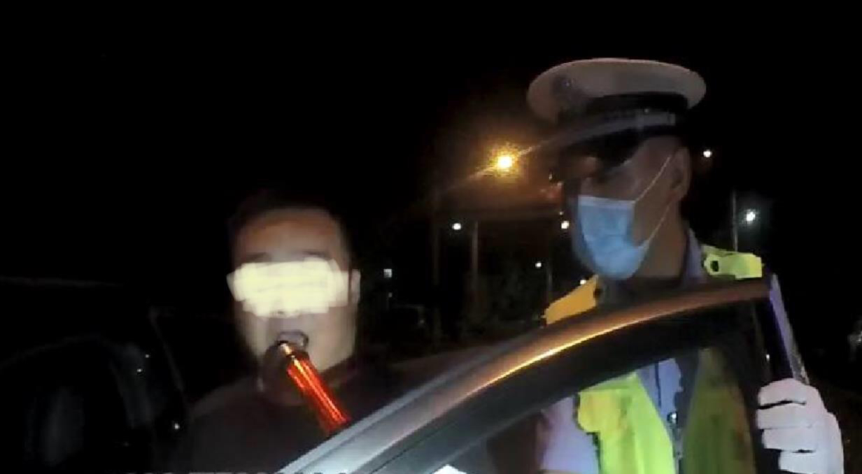 酒驾郑州一男子半小时前替酒驾朋友求情 半个小时后自己却因醉驾被查