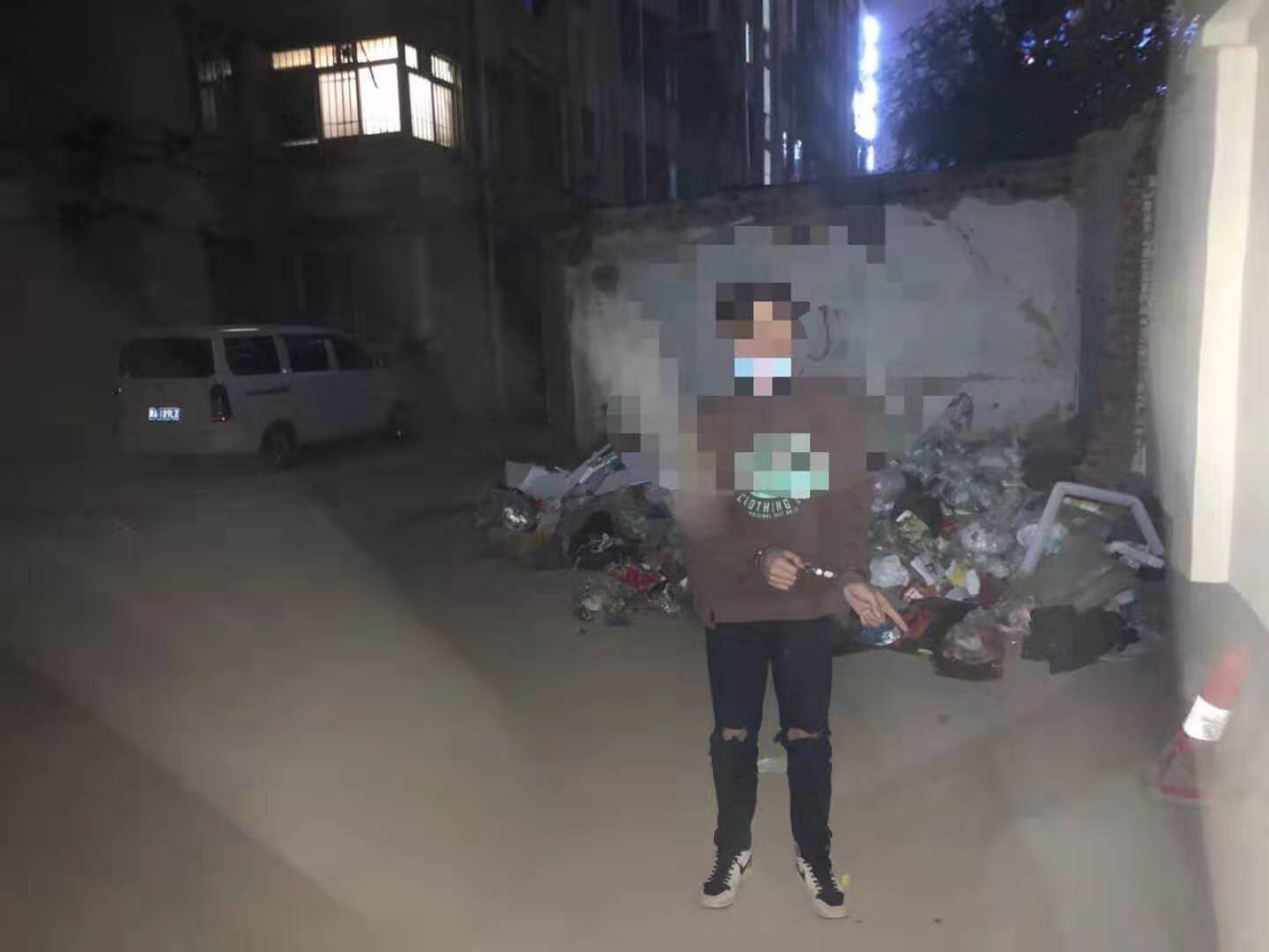 |男子夜间推着电动车在路上走，看到民警后撒腿就跑……