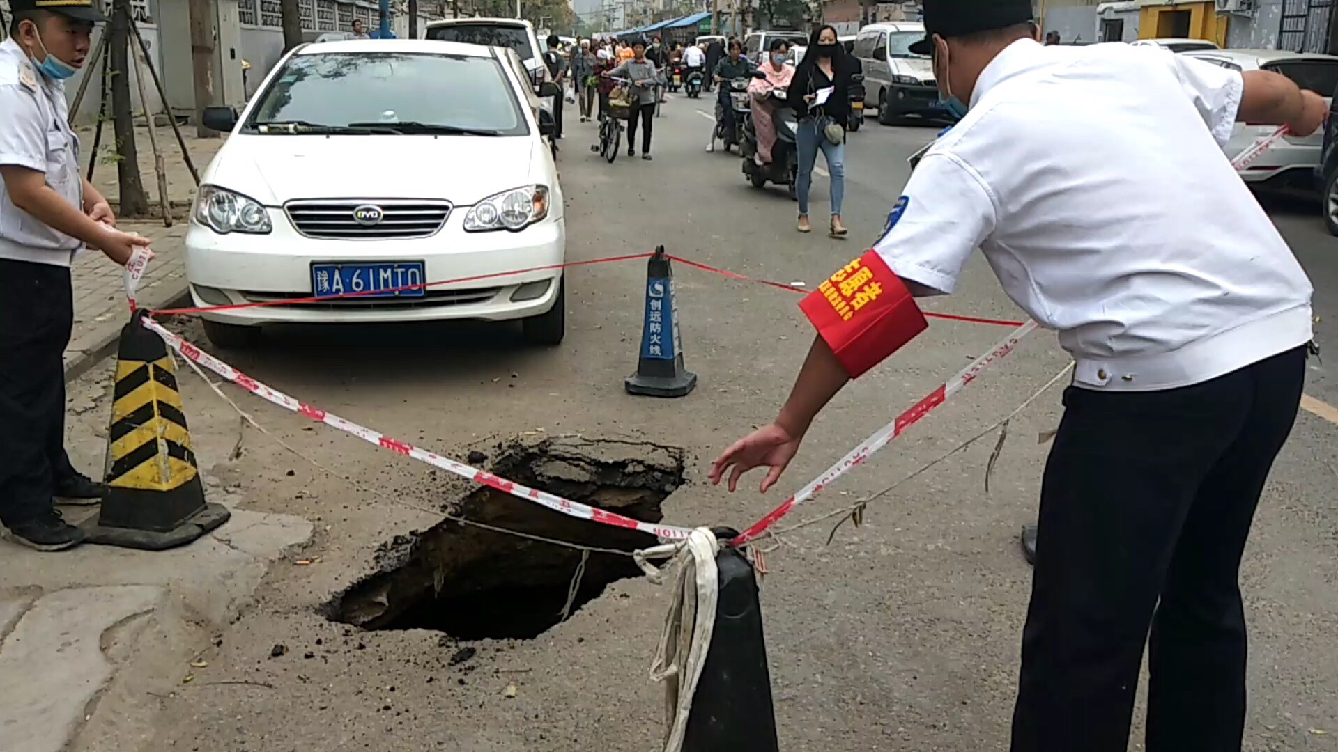 |路面惊现塌洞，许多行人险些被“咬”