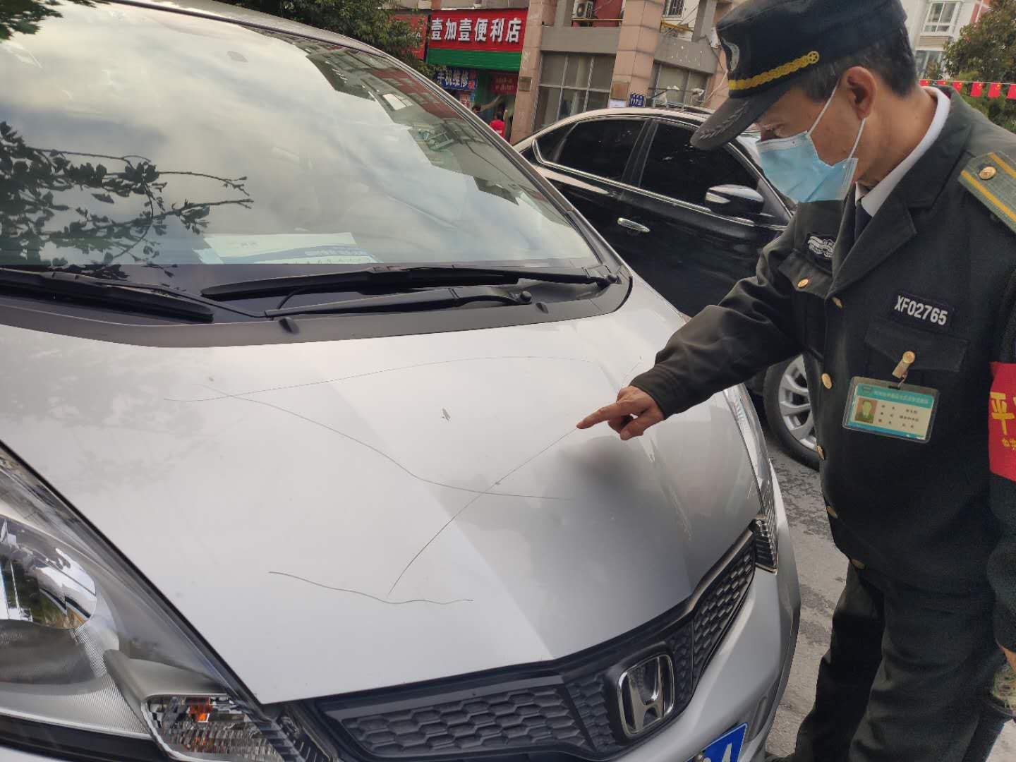 |车停小区门口过夜 引擎盖遭毁容“很受伤”