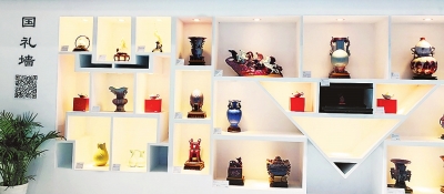 河南展馆内的“国礼墙”——工艺美术精品展示区。⑨3本报记者温小娟摄