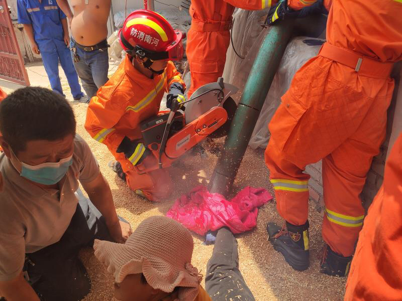 长垣长垣一女子操作不慎脚卡吸粮机 麦收期间一定要注意安全