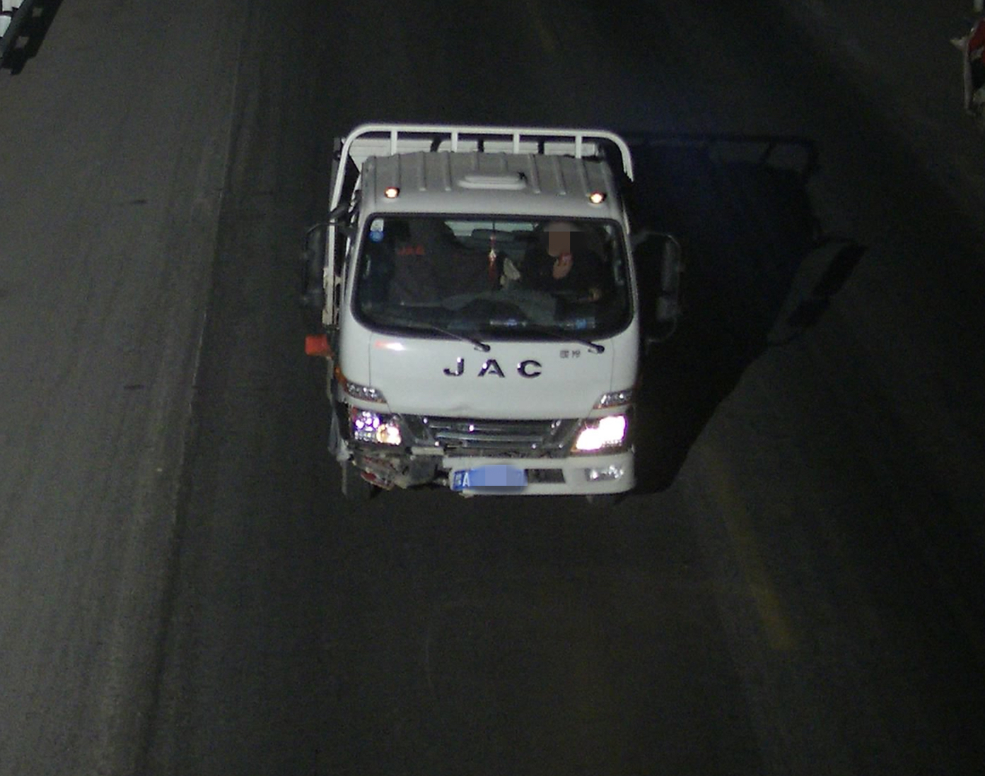 |小货车撞翻三轮车逃逸 热心市民报警追赶