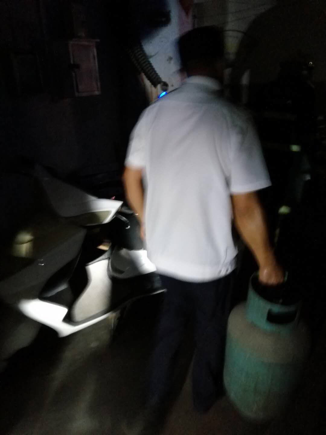 |小区居民闻到怪味胆战心惊，众人挨户排查找到“炸弹”