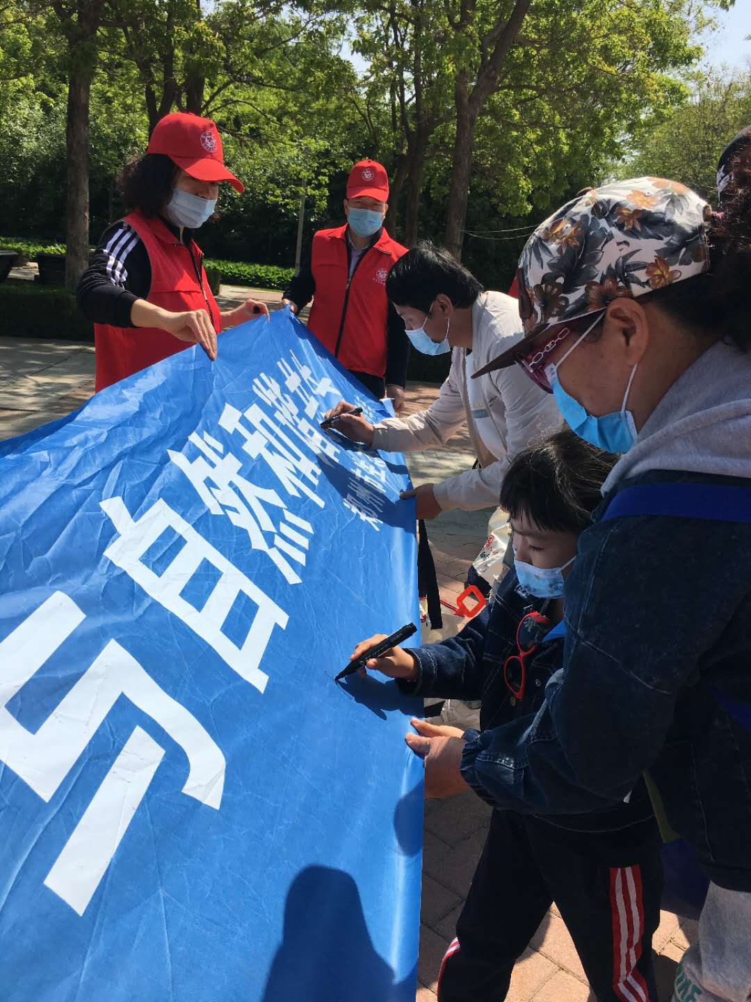 「世界地球日」世界地球日，70名环保志愿者绿色骑行成街头一景