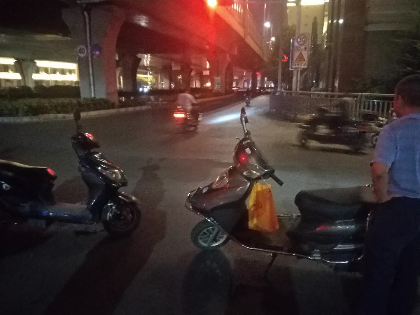 电动汽车|郑州街头两电动车相撞：逆行太危险！