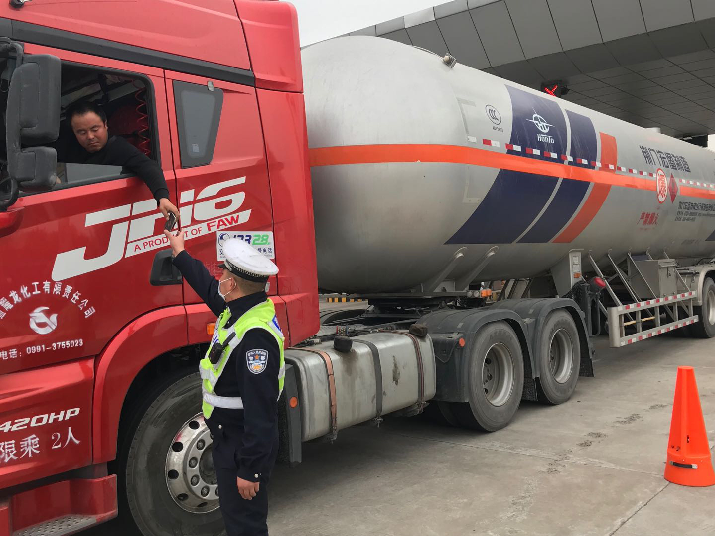 |百日行动，河南高速交警逢“5”严查货车违法行为