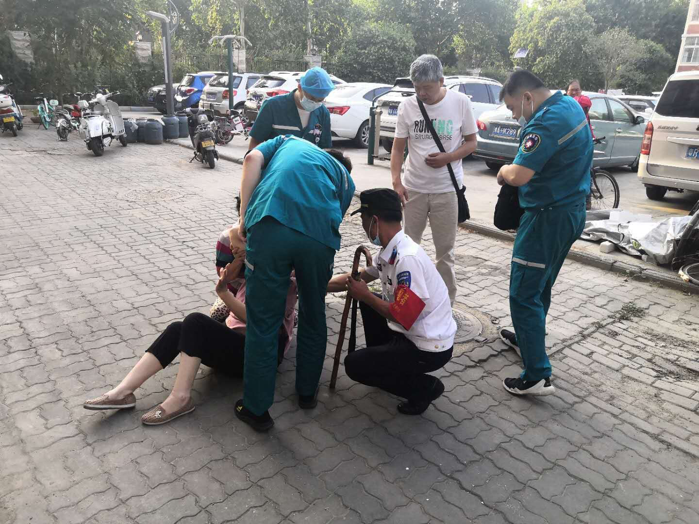 社会万象|六旬大妈从三轮车上摔下头破血流，众人纷纷出手相救