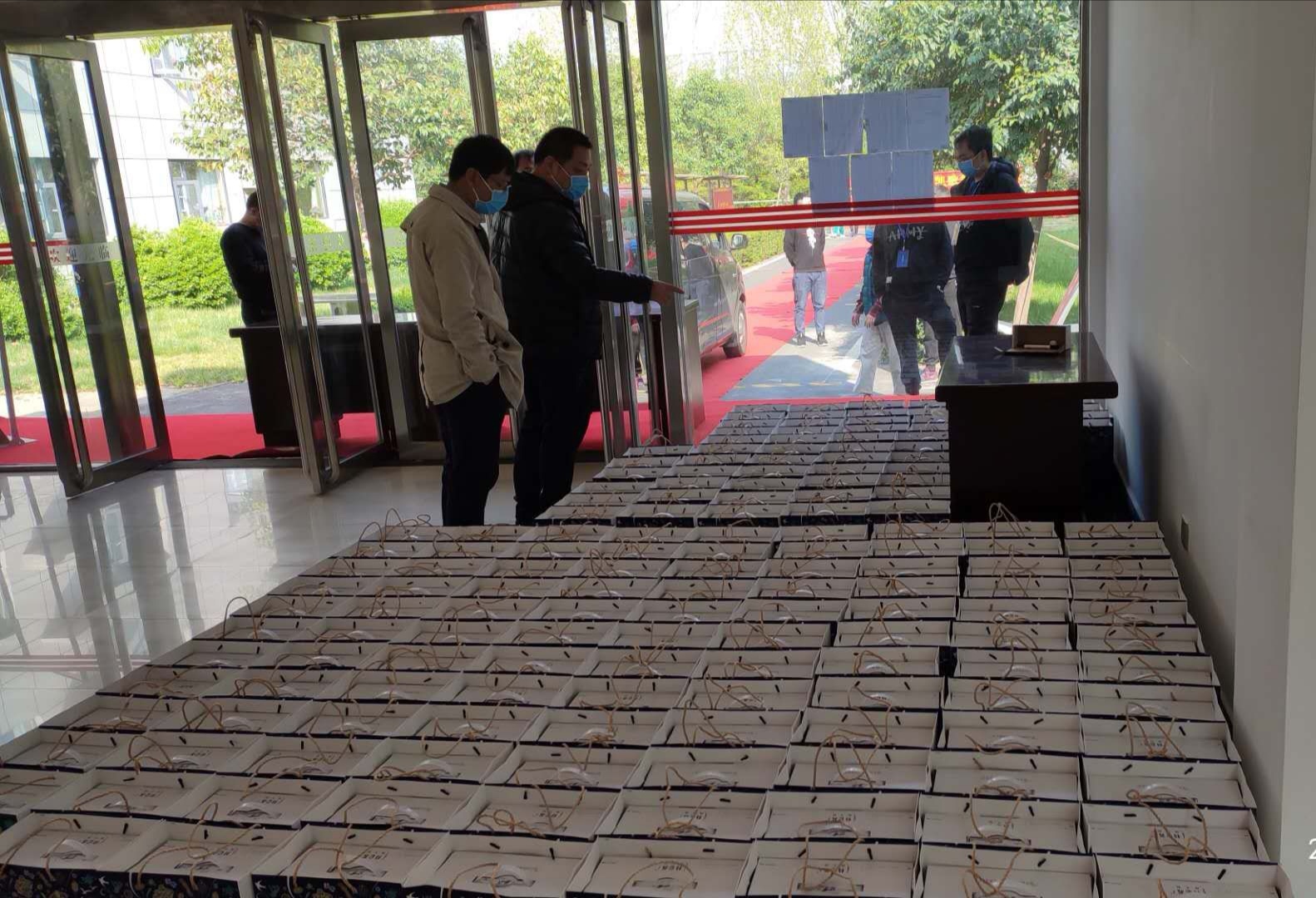 『社会万象』84岁老人捐赠380提牛奶致敬抗疫英雄 背后故事令人肃然起敬