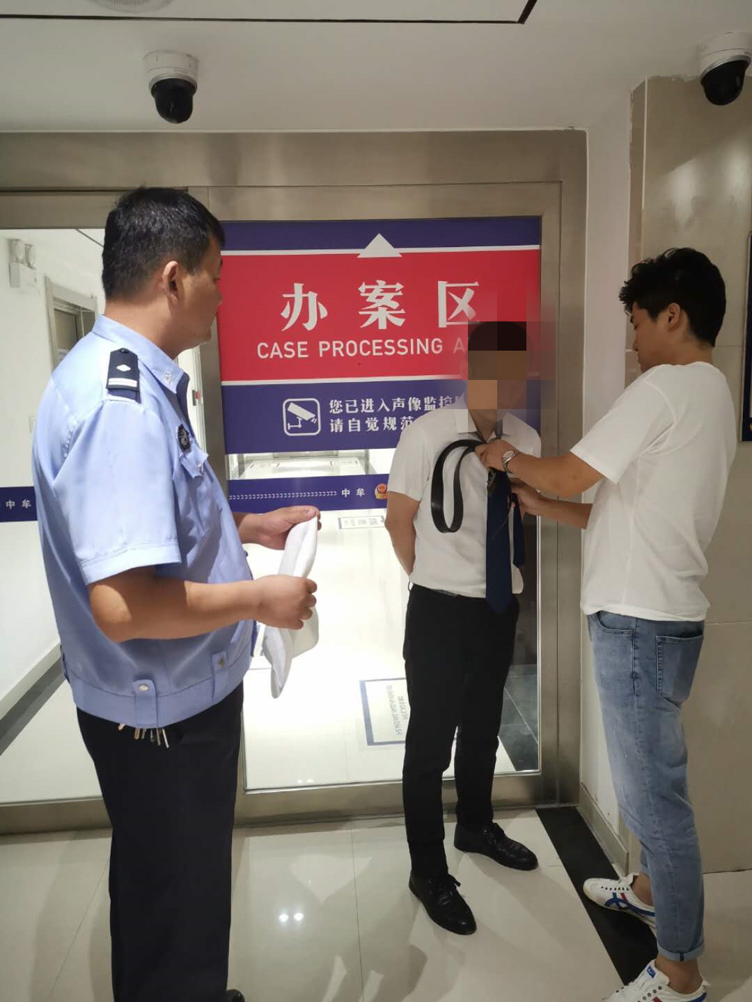 摩托车|饭店老板将轿车停在快车道上，一男子驾驶摩托车不慎撞车上受重伤