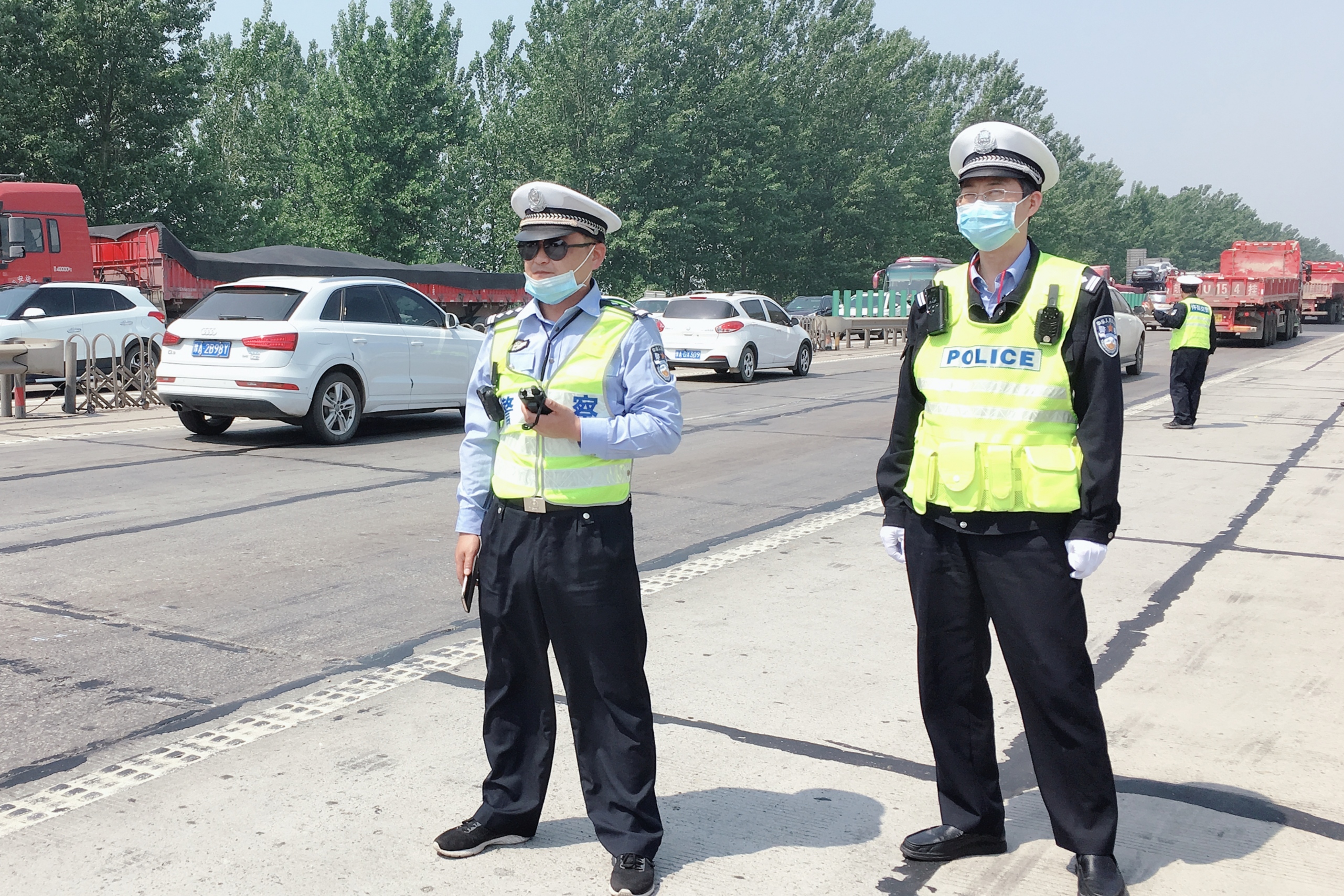 致敬劳动者丨许昌交警拎起灭火器冲下巡逻车灭火