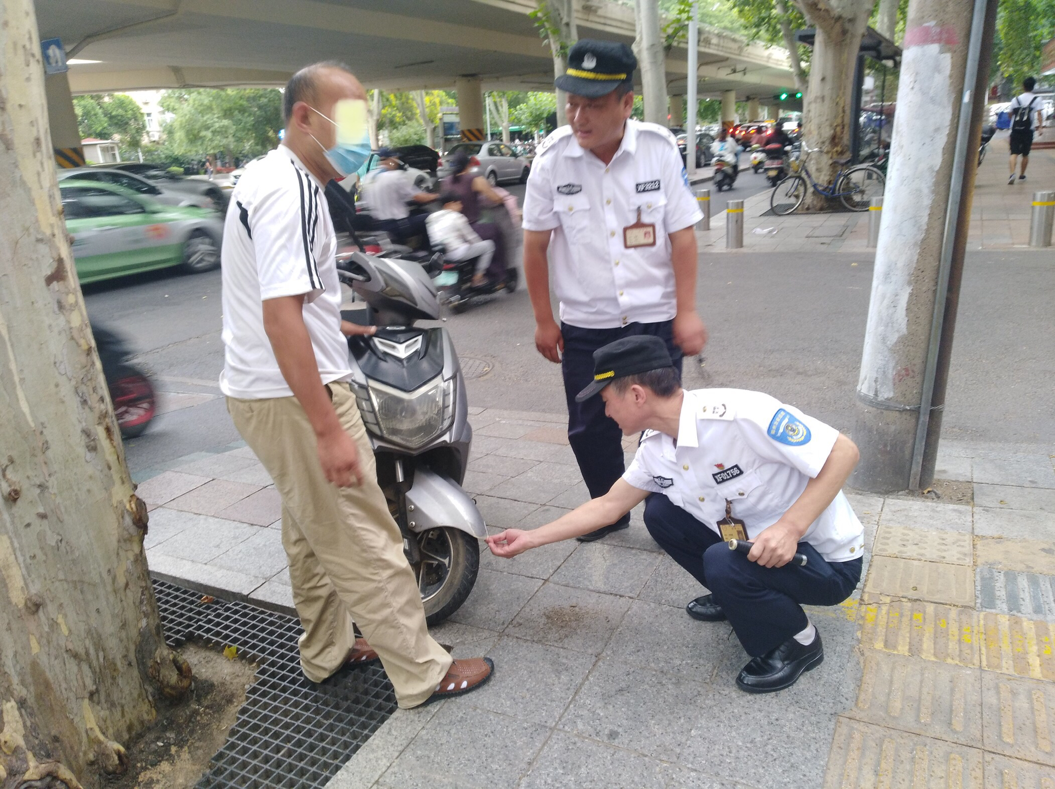 电动汽车|祸不单行！这位大哥真倒霉 头痛骑车去医院，途中撞树又磕个大包……