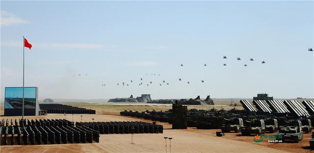 南阳日报丨访建军90周年阅兵陆航空中梯队指挥员陶炳兰少将