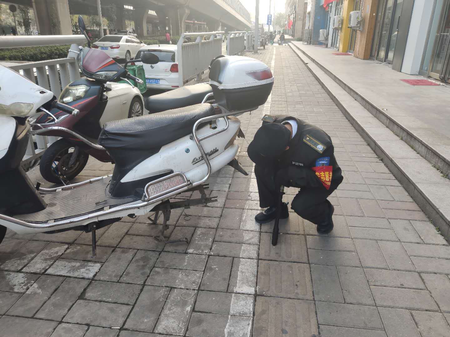 |电动车停泊街头两天 盗窃者不“按常理出牌”，偷了这样东西