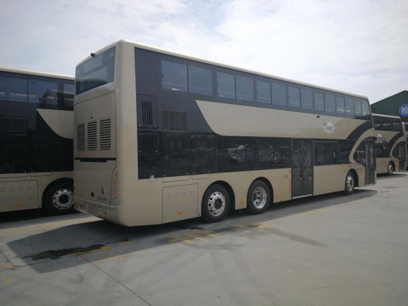 郑州新引进一批全景式双层公交