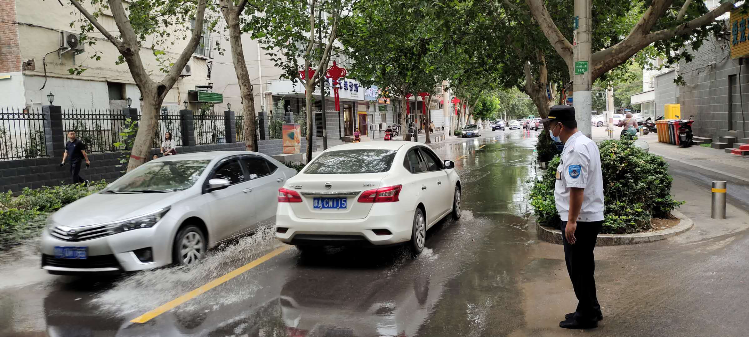 水污染|窨井堵塞污水横流 马路变身“臭水河”