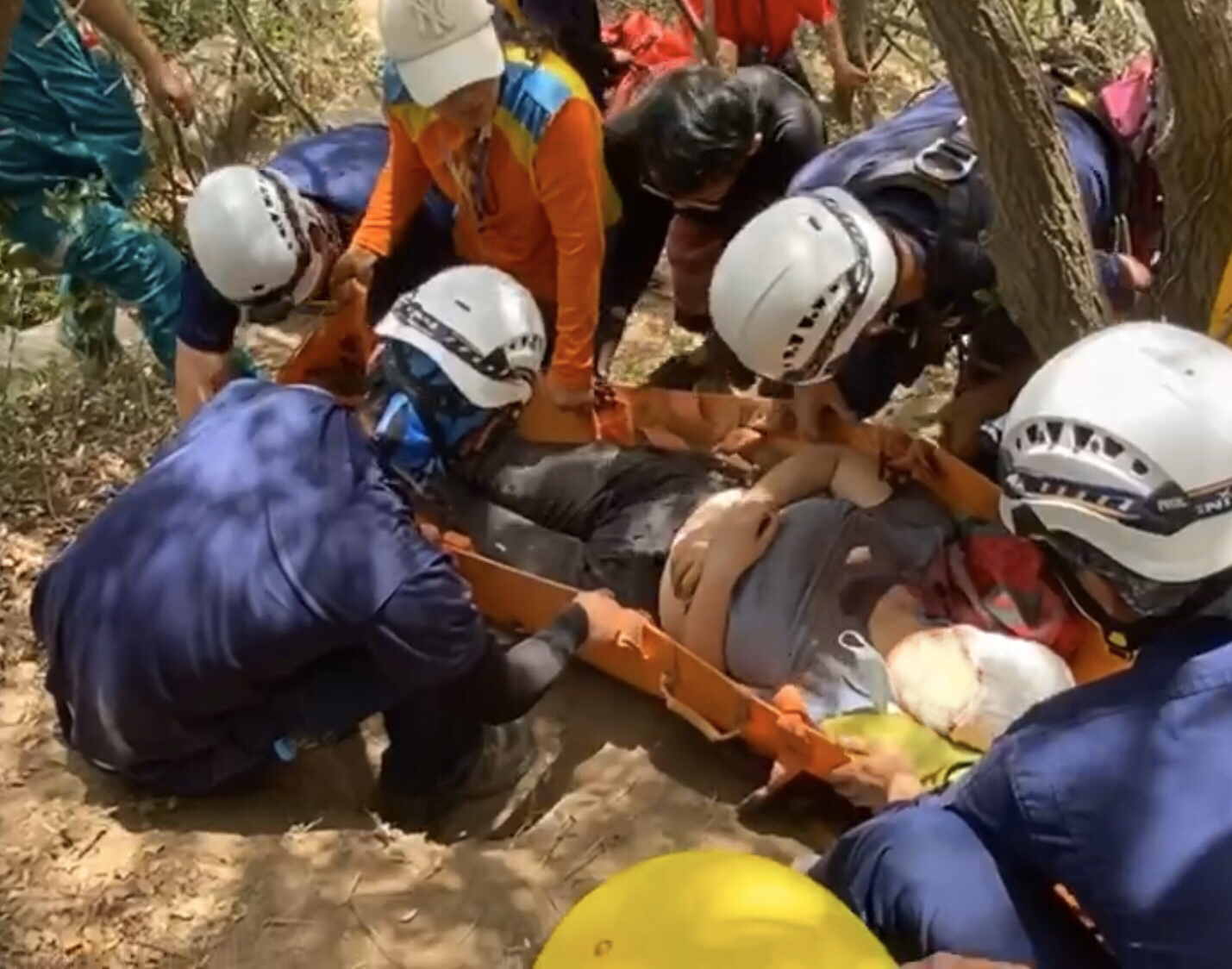 嵩山女子登嵩山坠崖后被树拦下，救援人员紧急营救，6小时后伤者被抬下山