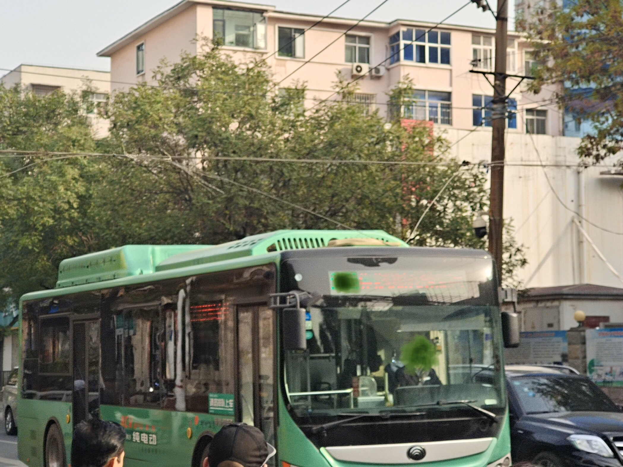 |险!空中钢缆低垂挂住公交车天窗，险些把水泥线杆拽断