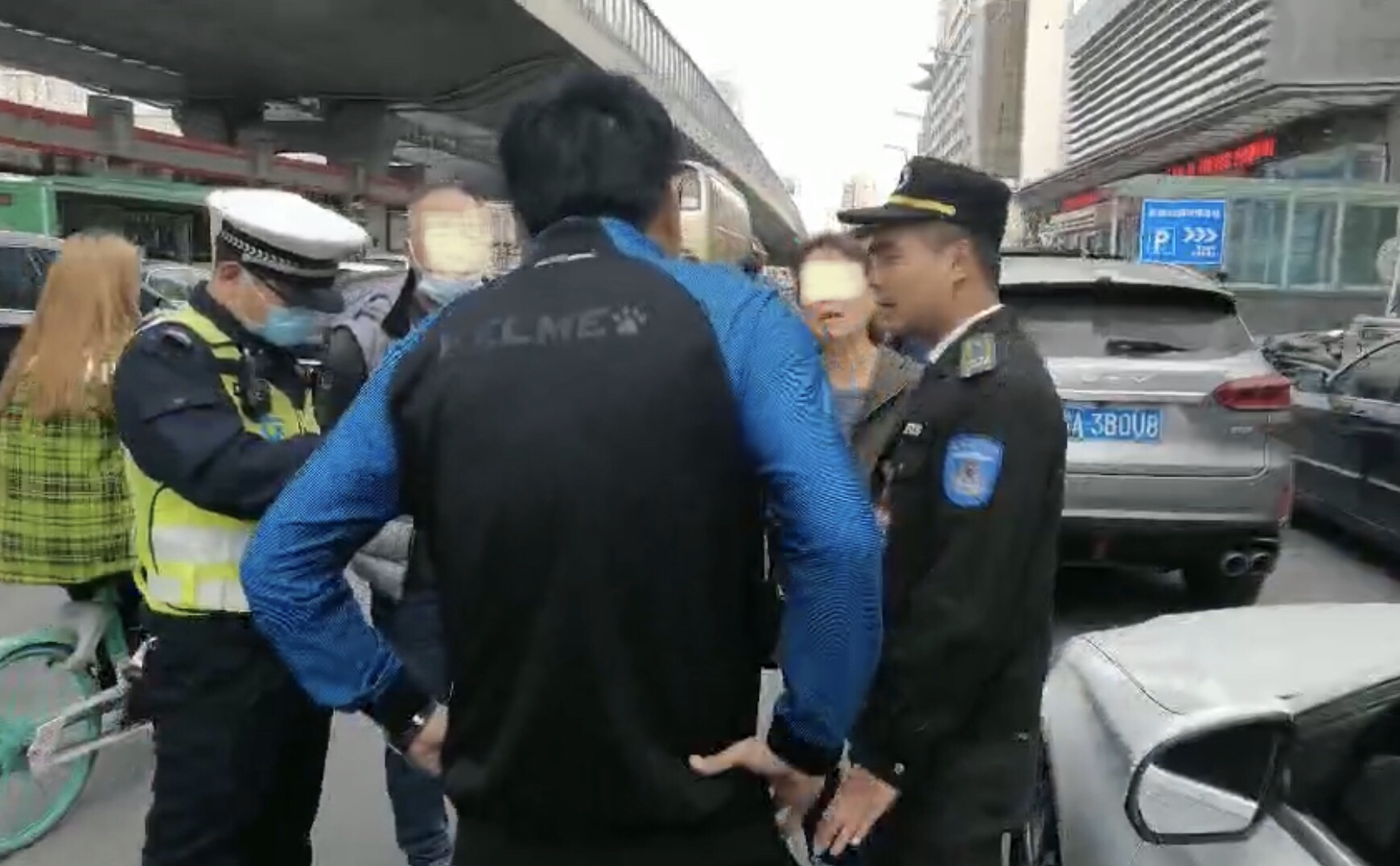 |后车鸣笛引发双方争吵导致交通拥堵半小时