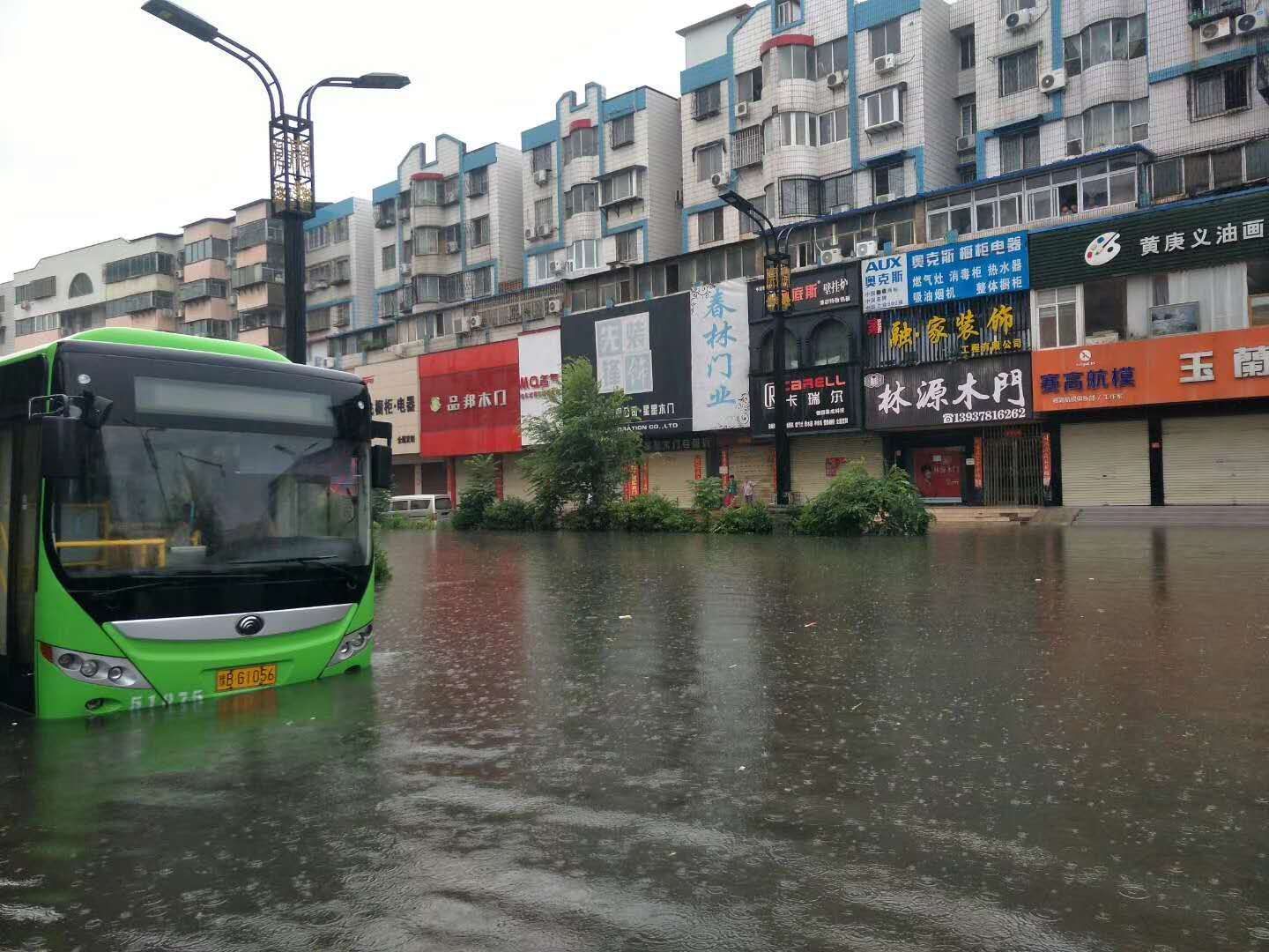 |开封市区遭遇大雨淹城，公交停运、高速关闭