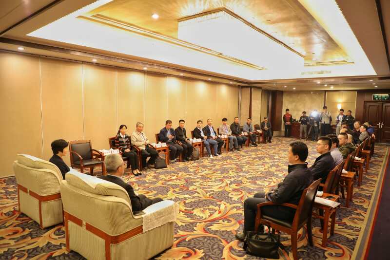 会见现场，网络名人认真聆听领导发言