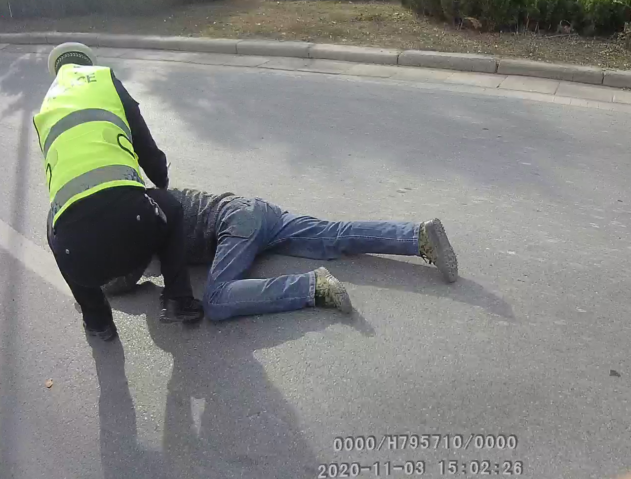 |和家人怄气后，醉酒男子马路中央闹自杀