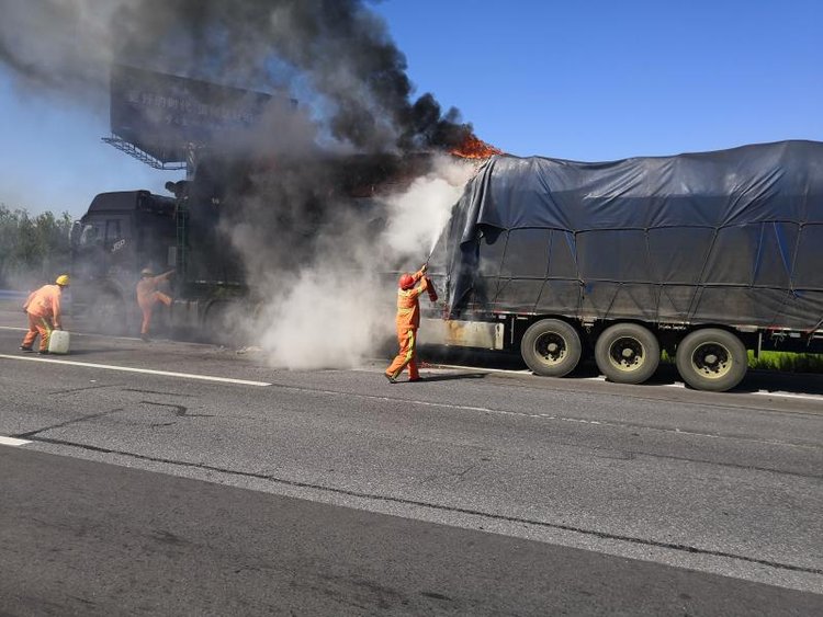 消防员|满载货物的大货车高速起火 养护人员秒变“消防员”