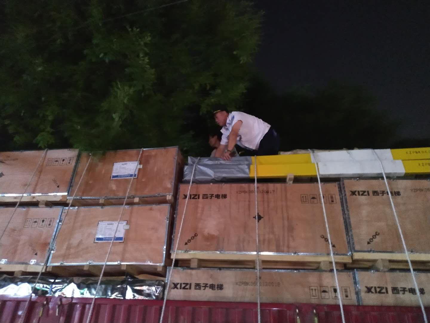 大货车|险!大货车超高拉货挂住空中电缆线