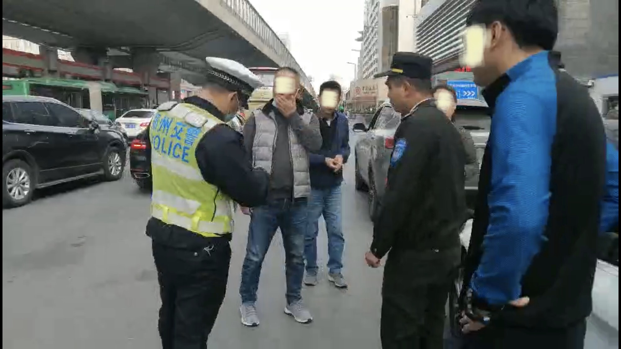 |后车鸣笛引发双方争吵导致交通拥堵半小时