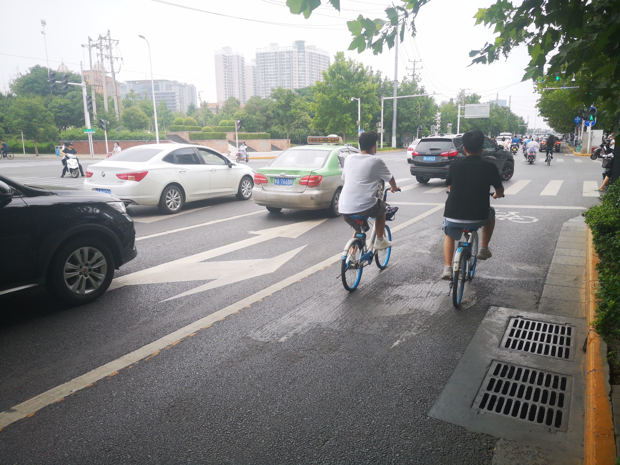 郑州花园路与东风路路口空中指示牌和地面标线不统一 过往司机有点蒙